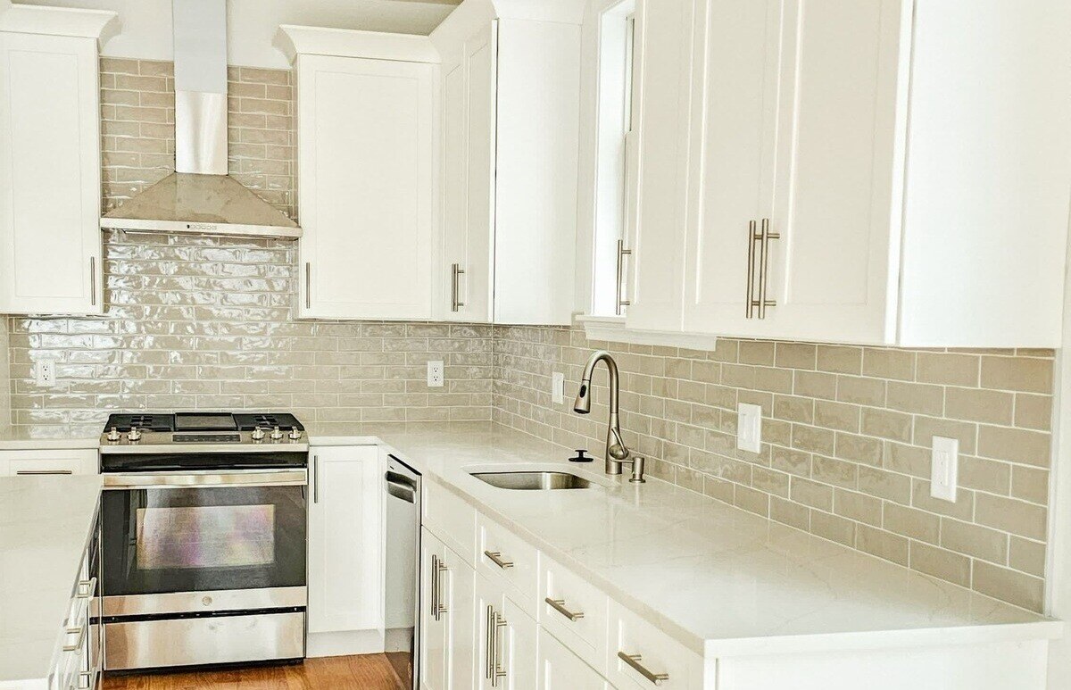 Kitchen remodel near Boston, MA by Honorato Company with subway tile backsplash